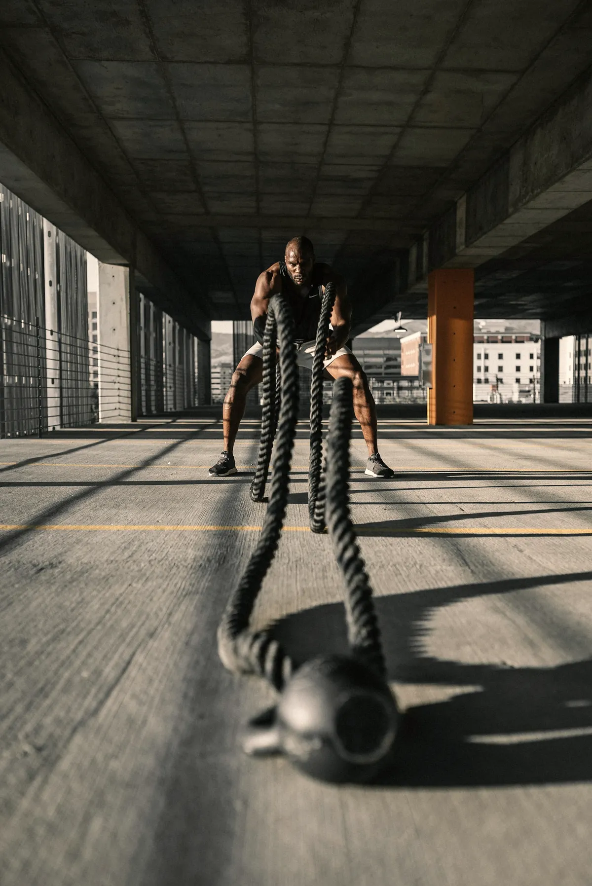 Training mit Battle Ropes in einer offenen Halle