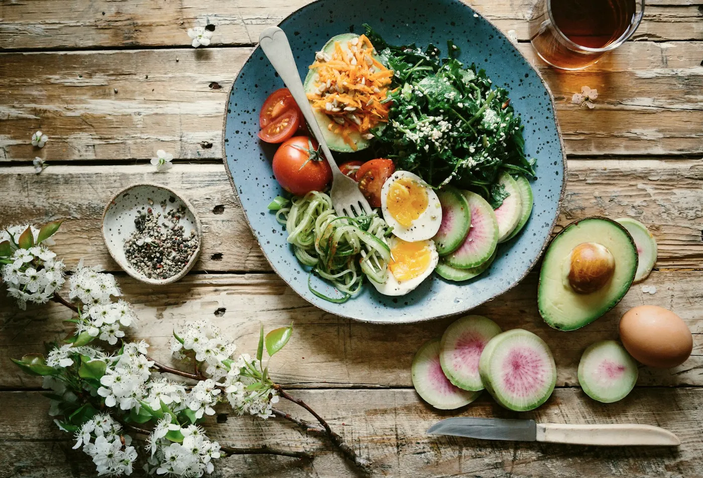 Frisch angerichtete Bowl auf Holztisch