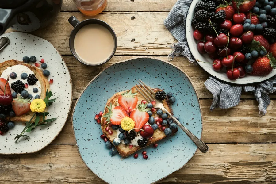 Frühstück mit Beeren und Kaffee